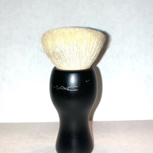 SOLD**Authentic MAC Cosmetics 180 Kabuki Brush - Picture 2 of 5